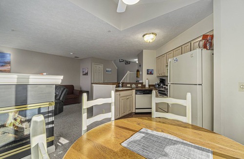 Manistee Condo | Beautiful Lakeview Condo with Pool and Spa Amenities