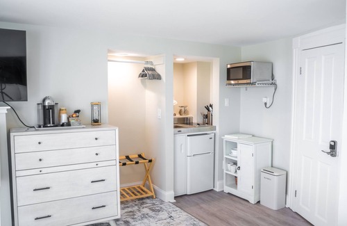 Hampton Hotel | Ocean View Retreat with Kitchenette and Private Deck