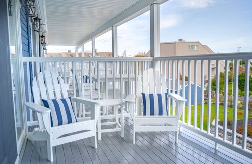 Hampton Hotel | Ocean View Retreat with Kitchenette and Private Deck