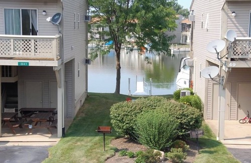Oak Harbor Condo | Riverside Retreat: Top-Rated Condo with Pool & Breakfast