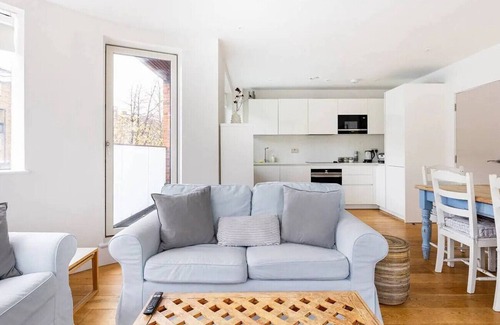 Brixton Apartment | Family-Friendly Retreat at Second Nest Brixton with Kitchen