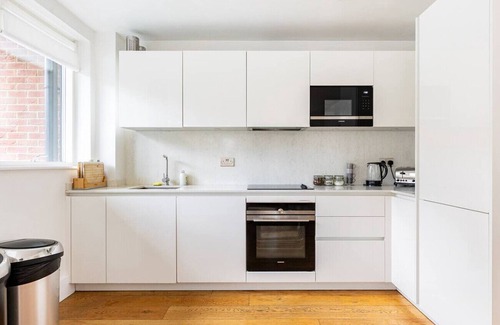 Brixton Apartment | Family-Friendly Retreat at Second Nest Brixton with Kitchen