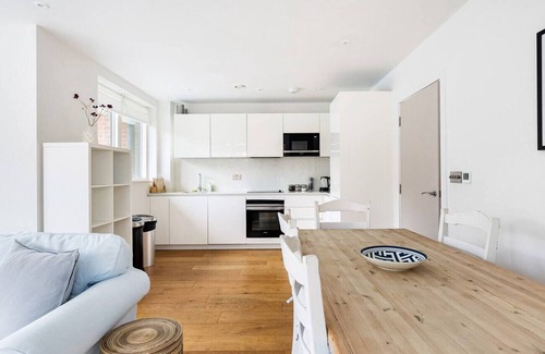 Brixton Apartment | Family-Friendly Retreat at Second Nest Brixton with Kitchen