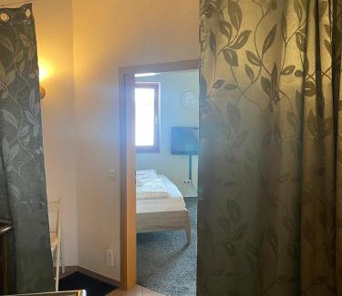 Flonheim Apartment | Cozy Maisonette-Ferienzimmer with Child-Friendly Amenities