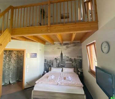 Flonheim Apartment | Cozy Maisonette-Ferienzimmer with Child-Friendly Amenities