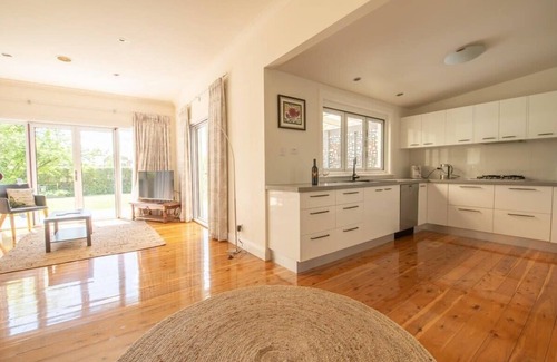 Orange House | Cozy Secret Cottage: Pet-Friendly Retreat for 8 Guests