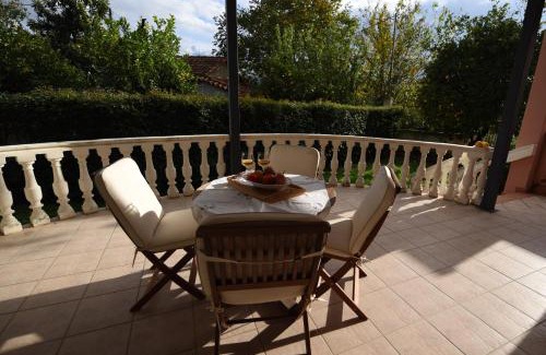 Temeni Apartment | Discover Secret Garden: Oceanfront Bliss for All