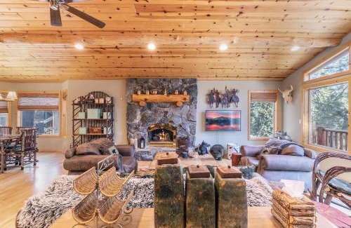 Carnelian Bay House | Relaxing Getaway at Secret Garden Lodge: 4BR & Hot Tub