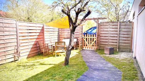 Claye-Souilly Apartment | Tranquil Secret Garden: Pet-Friendly Stay in City Center