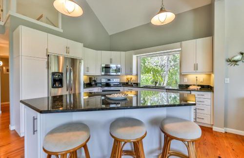 Del Sega Apartment | Discover Secret Harbor: Pet-Friendly Oasis with Pool Access
