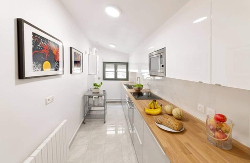 Ternes House | Elegant 4-BR Secret House Near Arc De Triomphe - Top-Rated