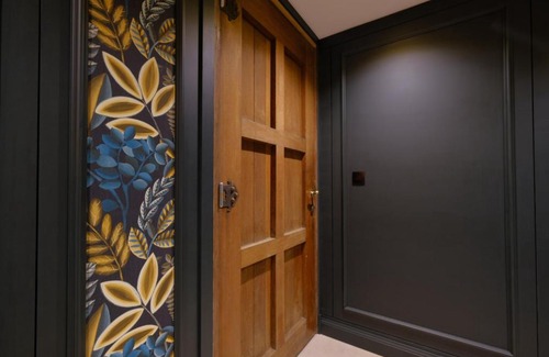 Mons Bed & Breakfast | Indulgent Secret Jacuzzi Mons with Free Private Parking
