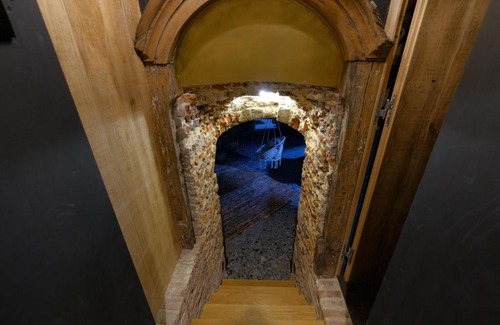 Mons Bed & Breakfast | Indulgent Secret Jacuzzi Mons with Free Private Parking