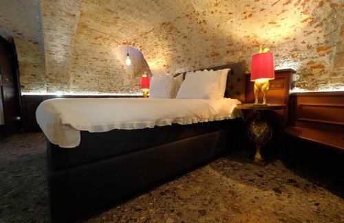 Mons Bed & Breakfast | Indulgent Secret Jacuzzi Mons with Free Private Parking