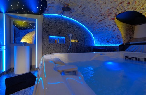 Mons Bed & Breakfast | Indulgent Secret Jacuzzi Mons with Free Private Parking