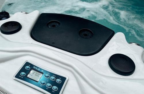 Pyhatunturi Ski Chalet | Exclusive Villa Vieda in Secret Lapland with Hot Tub