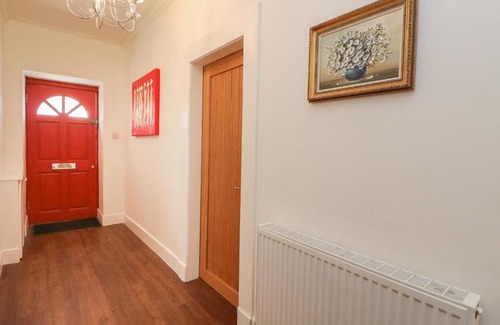 Kilmun Apartment | Discover Secret Nest: Ocean View & Pet Friendly Haven