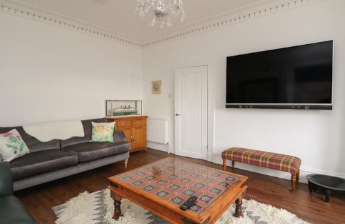 Kilmun Apartment | Discover Secret Nest: Ocean View & Pet Friendly Haven