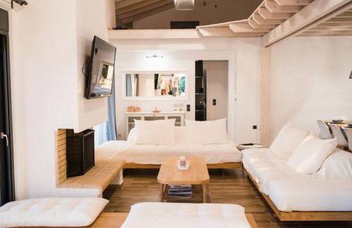 Troizinia Villa | Secluded Paradise: Private Beach & Top-Rated Getaway