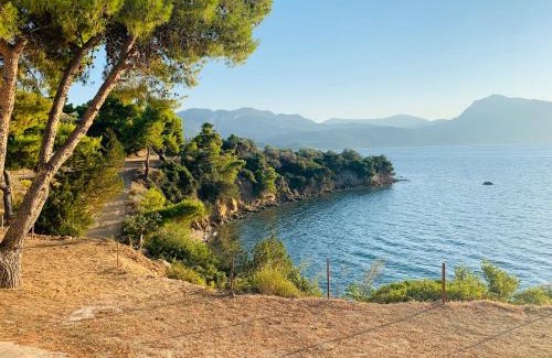 Troizinia Villa | Secluded Paradise: Private Beach & Top-Rated Getaway
