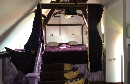 Apoldu de Sus House | Discover Mystery and Tradition at Secret Room Hotel