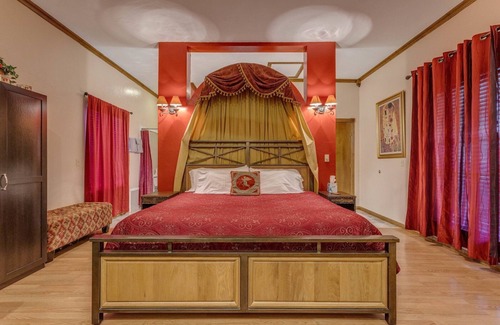 Norman Bed & Breakfast | Inviting Secret Rose Suite at Whispering Pines Inn
