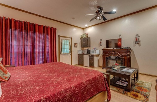 Norman Bed & Breakfast | Inviting Secret Rose Suite at Whispering Pines Inn