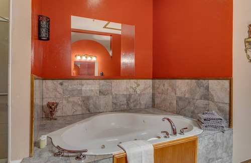 Norman Bed & Breakfast | Inviting Secret Rose Suite at Whispering Pines Inn