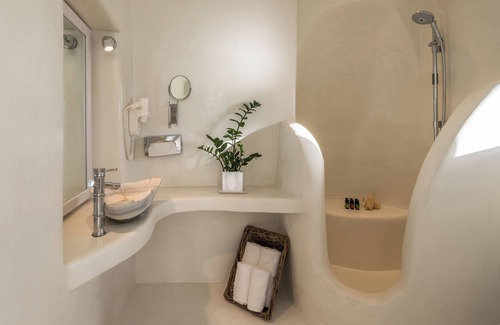 Oia Hotel | Secret Steps Suite Private Whirlpool & Caldera View *access via numerous steps