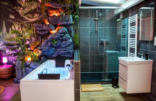 Bretigny-sur-Orge Apartment | Discover the Secret Jungle Suite with Private Hot Tub