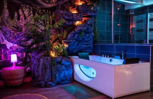 Bretigny-sur-Orge Apartment | Discover the Secret Jungle Suite with Private Hot Tub