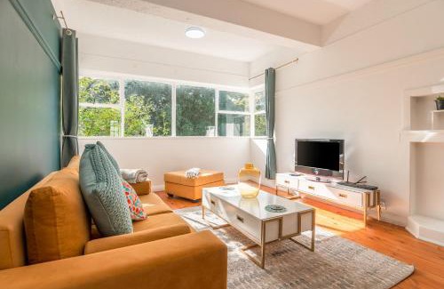 Rondebosch Apartment | Modern 2-Bed Retreat: Perfectly Located & Pet Friendly