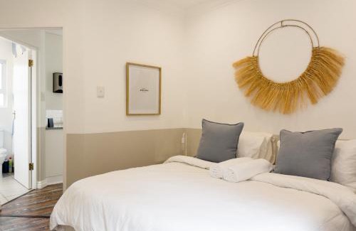 Durban North Apartment | Modern Cottage for Two: Secure & Peaceful Getaway