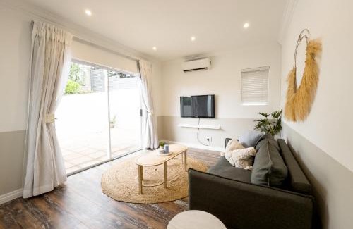 Durban North Apartment | Modern Cottage for Two: Secure & Peaceful Getaway
