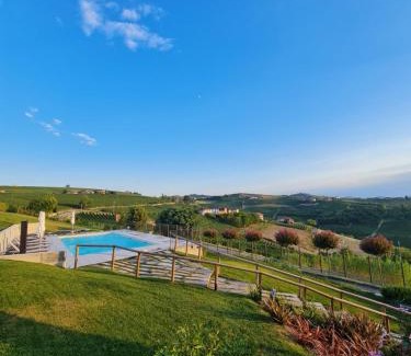 Neive Bed & Breakfast | Experience Serene Elegance at Sedendo e Mirando Resort