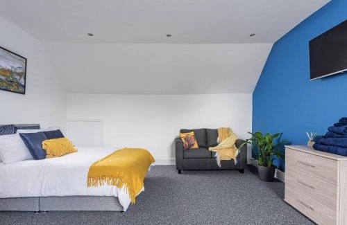 Dudley House | Convenient Sedgley-Wolverhampton Stay with Parking & Pets