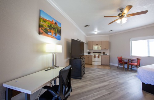 Sedona Hotel | Sedona King Suite with Kitchenette & Stunning Bell Rock Views
