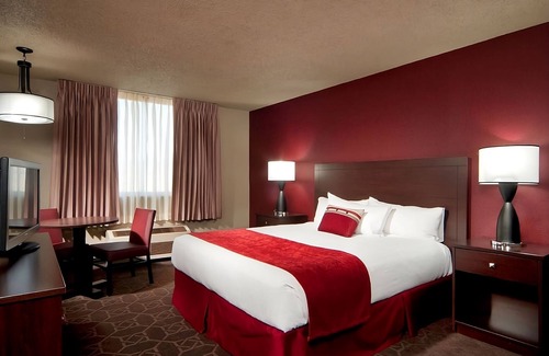 Laughlin Hotel | Exciting Escapes: Casino Fun, Dining & Event Center Awaits!
