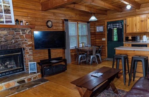 Warm Springs Cabin | Tranquil Cabin Near Callaway Gardens with Pet-Friendly Perks