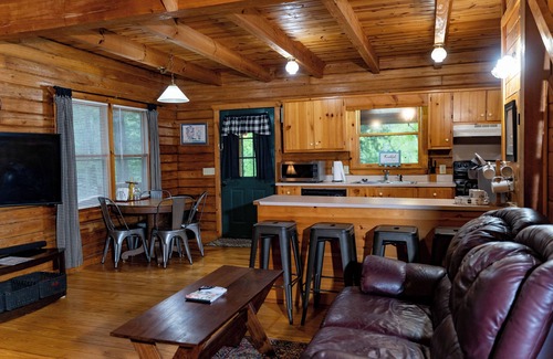 Warm Springs Cabin | Tranquil Cabin Near Callaway Gardens with Pet-Friendly Perks