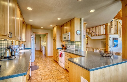 San Juan River Village House | Stunning Grand Home with Hot Tub and Scenic Views