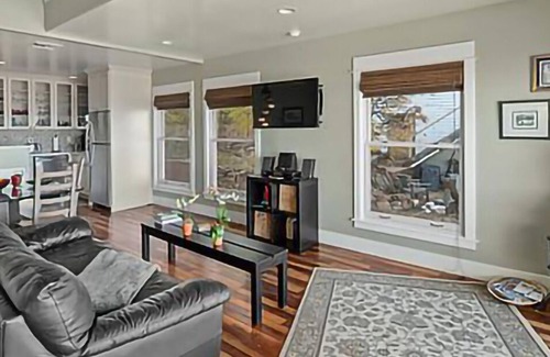 Jerome Condo | See Forever Penthouse at the Top of Town