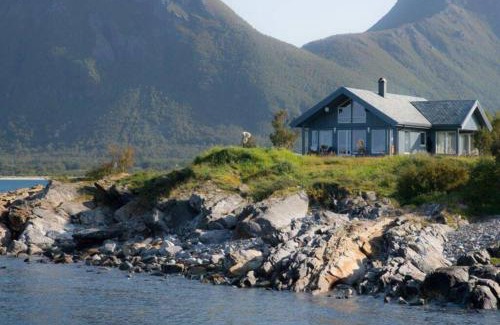 Bø House | Pet-Friendly Ro i Steigen: Oceanfront Bliss with 9.6 Rating