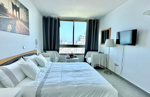 Netanya Apartment | Ocean View Studio Steps from the Beach with Hot Tub