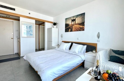 Netanya Apartment | Ocean View Studio Steps from the Beach with Hot Tub