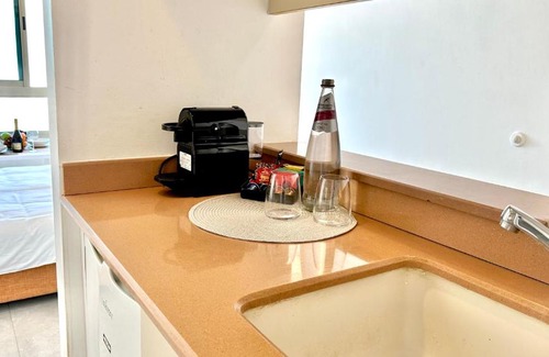 Netanya Apartment | Ocean View Studio Steps from the Beach with Hot Tub