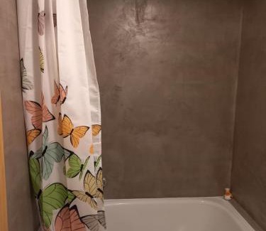 Aeschlen ob Gunten House | Seeblick: Oceanfront Escape with Pet-Friendly Comfort