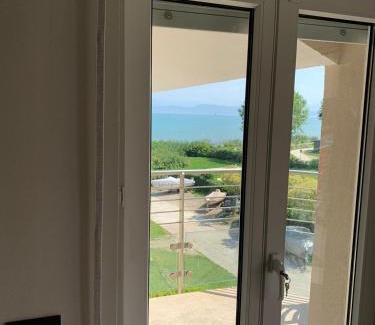 San Benedetto di Lugana Apartment | Seeblickwohnung Sirmione: Private Beach & Ocean Views