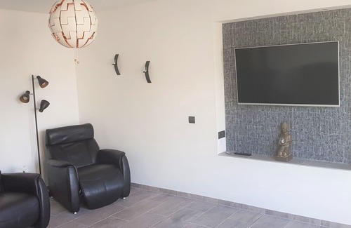 Delecke Apartment | Seedomizil: Guest Rated 10/10 with Ocean & Lake Views