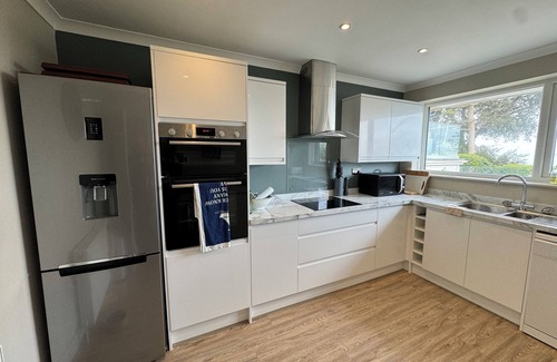 Seaview House | Modern Seaside Retreat with Pet-Friendly Amenities